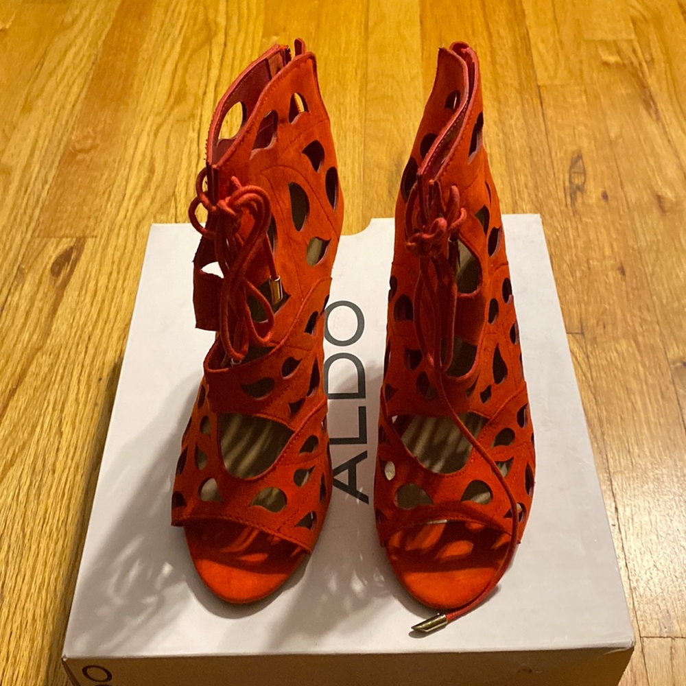 RED SUEDE ALDO HEELS SIZE 7.5